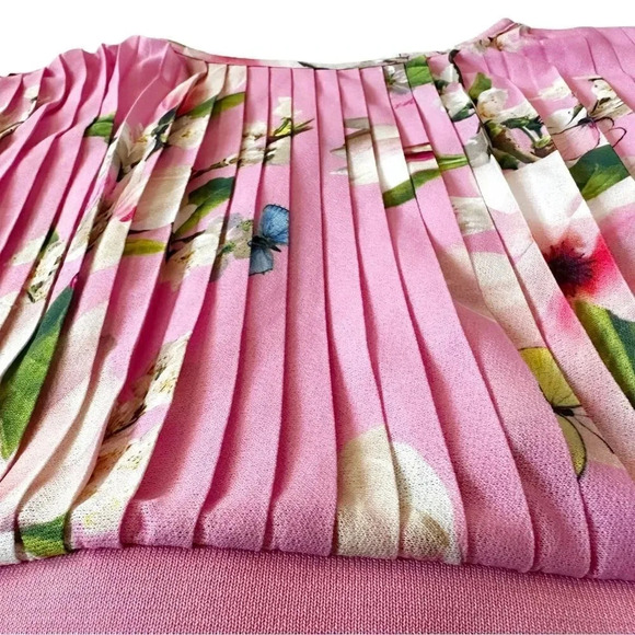 Ted Baker | Pleated Floral Blouse (4) 👚 - Picture 2 of 4